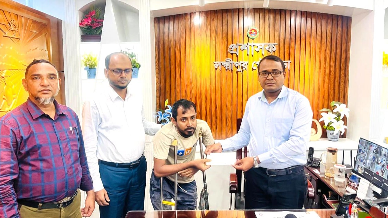 লক্ষ্মীপুরে অসহায় বিশ্বজিতের চিকিৎসায় আর্থিক সহায়তা দিলেন পৌর প্রশাসক